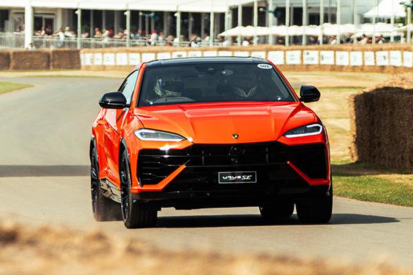 Lamborghini Urus SE makes dynamic debut at Goodwood